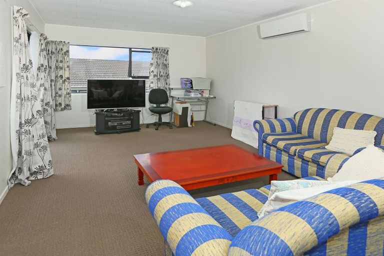Photo of property in 4 Landsdale Place, Massey, Auckland, 0614