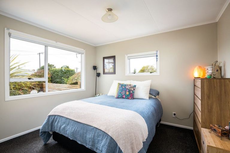 Photo of property in 18 Pukatea Street, Inglewood, 4330