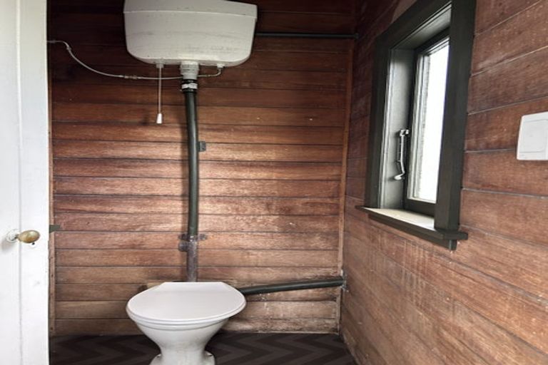 Photo of property in 4 Apuka Street, Brooklyn, Wellington, 6021