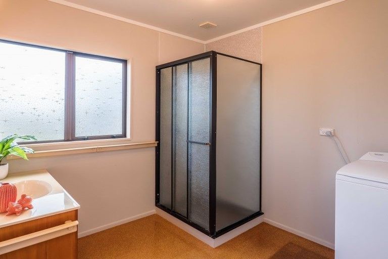 Photo of property in 115 Seaview Road, Paraparaumu Beach, Paraparaumu, 5032
