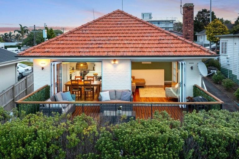 Photo of property in 4/37 Onewa Road, Northcote, Auckland, 0627