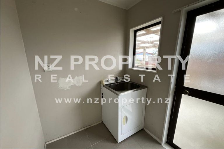Photo of property in 13 Kearney Place, Massey, Auckland, 0614