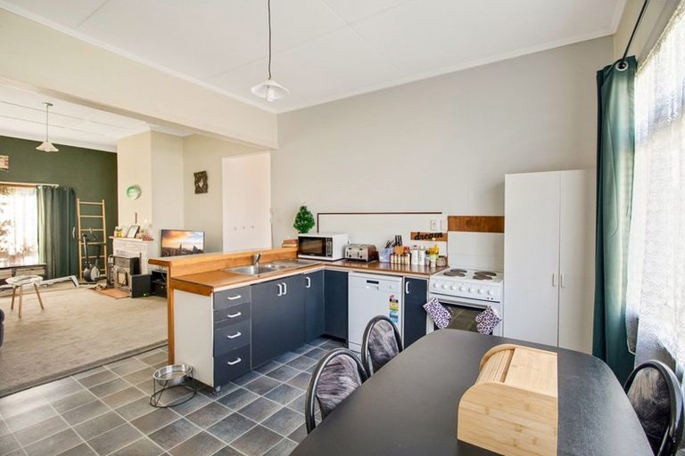 Photo of property in 28 Ngahina Street, Marton, 4710