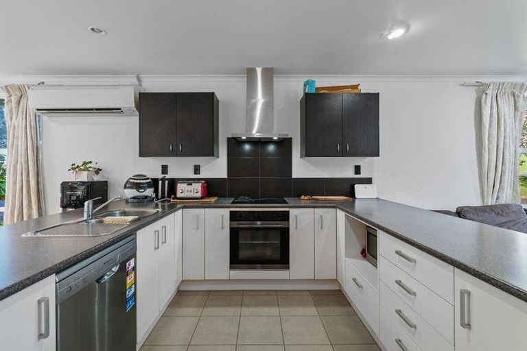 Photo of property in 27 The Track, Takanini, 2112