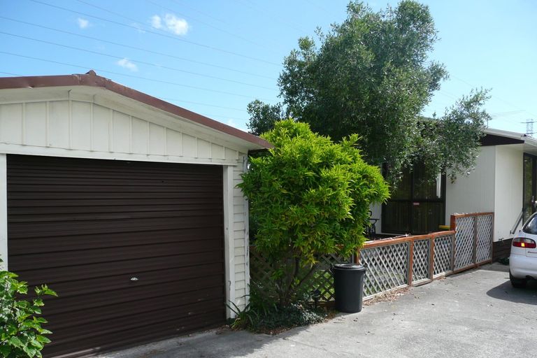Photo of property in 48 Queen Mary Avenue, New Lynn, Auckland, 0600