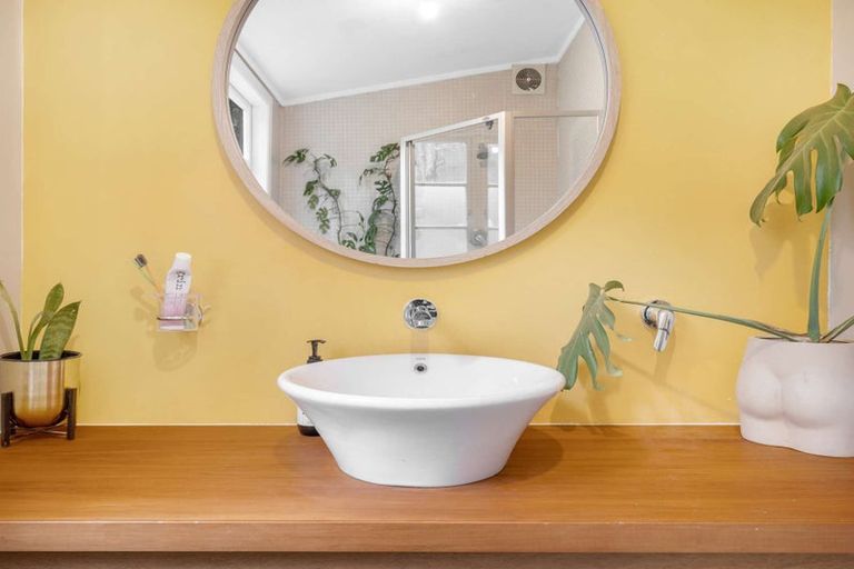 Photo of property in 43 Kauri Point Road, Laingholm, Auckland, 0604