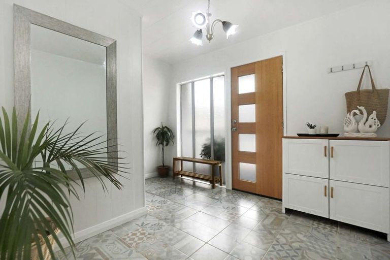 Photo of property in 22 Fernleigh Avenue, Waiuku, 2123