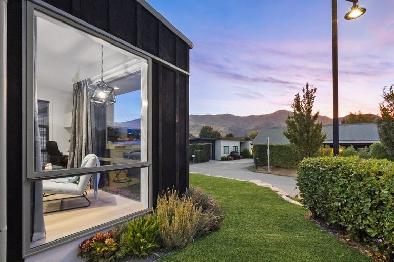 Photo of property in 8 Kapuka Lane, Wanaka, 9305