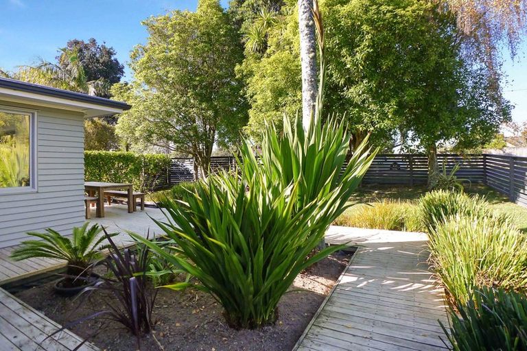 Photo of property in 32 Queen Mary Avenue, New Lynn, Auckland, 0600