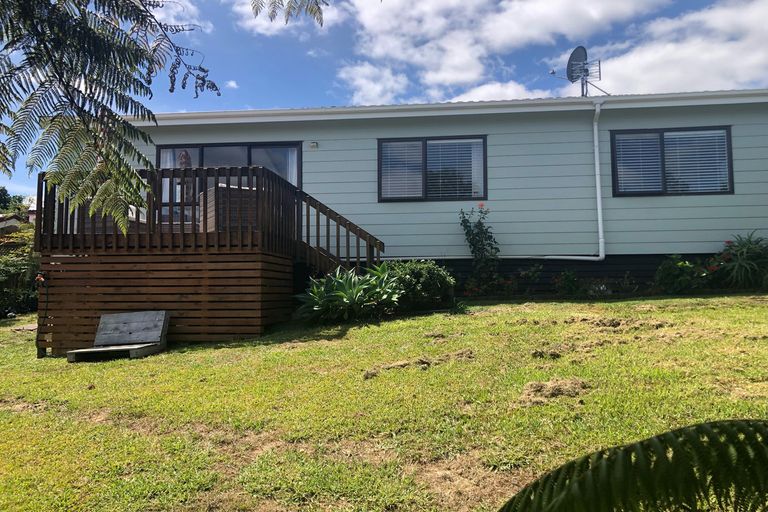 Photo of property in 2/25 Taioma Crescent, Te Atatu Peninsula, Auckland, 0610