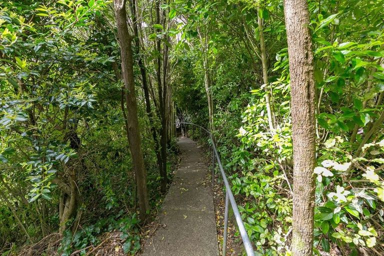 Photo of property in 1 Wakely Road, Newlands, Wellington, 6037