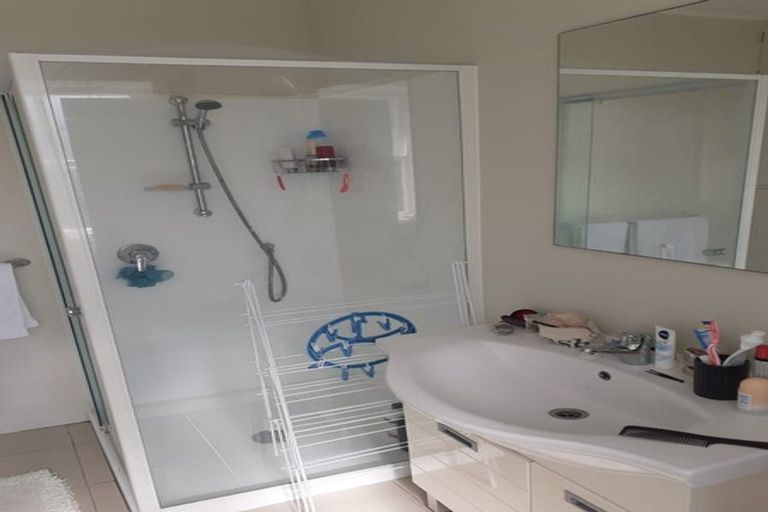 Photo of property in 2/27 Neptune Avenue, Beach Haven, Auckland, 0626