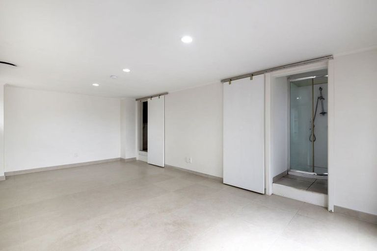 Photo of property in 33 Claverdon Drive, Massey, Auckland, 0614