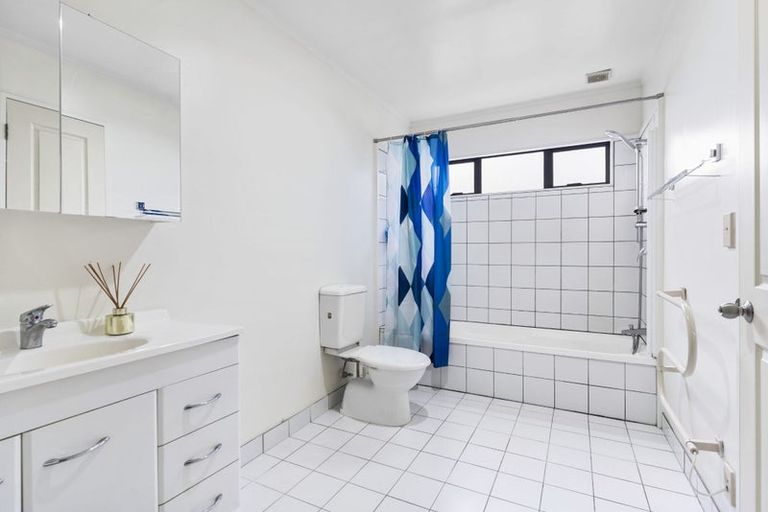 Photo of property in 11f Sturges Road, Henderson, Auckland, 0612