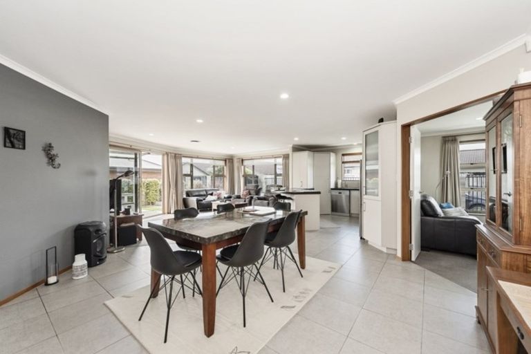 Photo of property in 18 Gibbston Close, Huntington, Hamilton, 3210