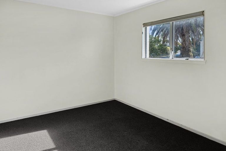 Photo of property in 15 Queen Mary Avenue, New Lynn, Auckland, 0600