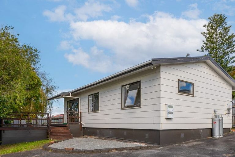 Photo of property in 13 Martin Place, Kelston, Auckland, 0602