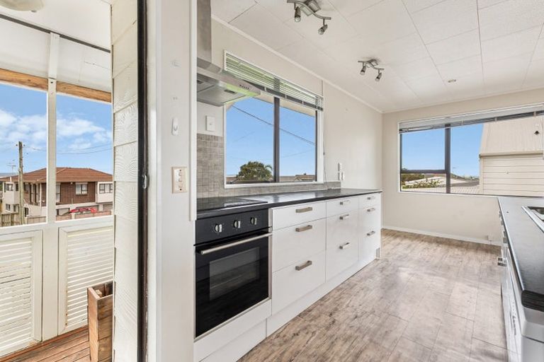 Photo of property in 98 Wade River Road, Stanmore Bay, Whangaparaoa, 0932