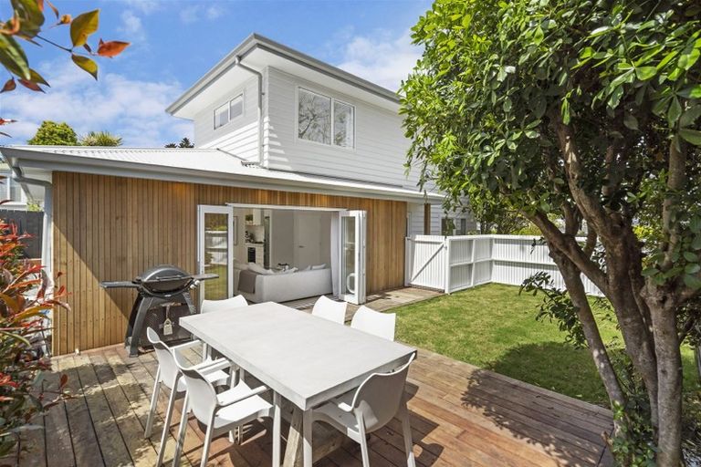 Photo of property in 2/6 Marsh Avenue, Forrest Hill, Auckland, 0620