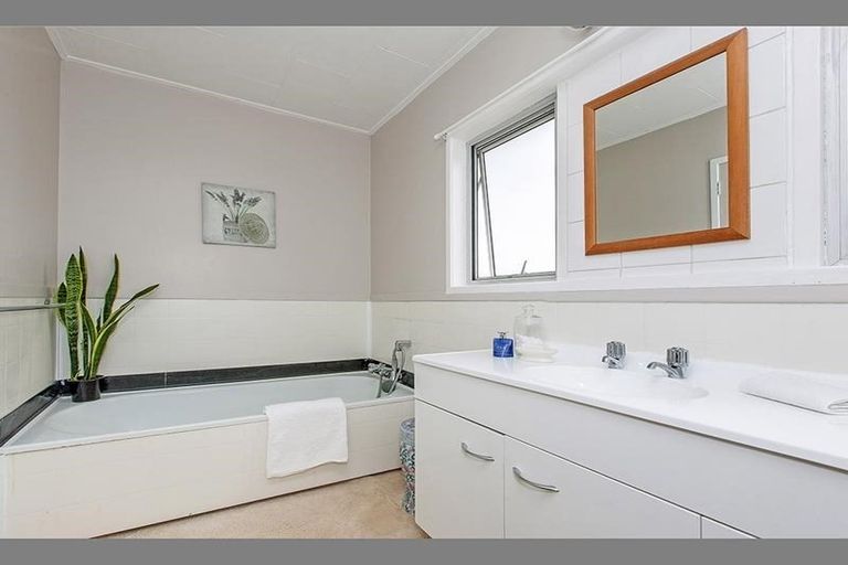 Photo of property in 40 Valley View Road, Glenfield, Auckland, 0629