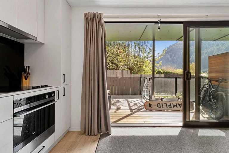 Photo of property in Northlight Apartments, 2/14 Fryer Street, Queenstown, 9300