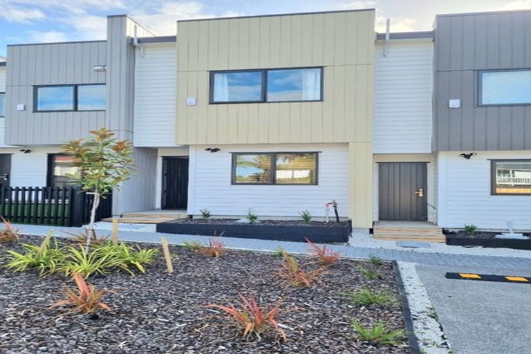 Photo of property in 3/25 Vodanovich Road, Te Atatu South, Auckland, 0610