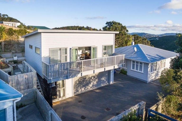 Photo of property in 19b Miles Crescent, Newlands, Wellington, 6037