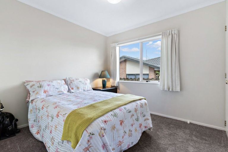 Photo of property in 6 Harobed Place, Weymouth, Auckland, 2103
