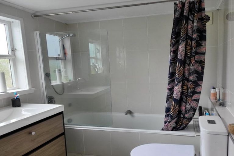 Photo of property in 12a Chapman Street, Newlands, Wellington, 6037