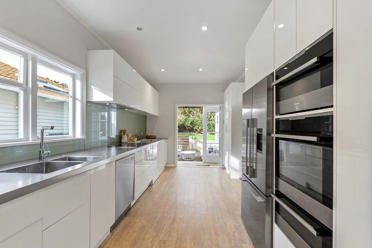 Photo of property in 7 Albemarle Road, Northland, Wellington, 6012