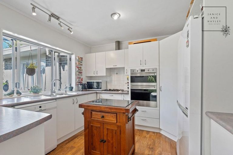 Photo of property in 27 Trossach Place, Wattle Downs, Auckland, 2103