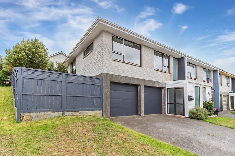 Photo of property in 27 Akaroa Drive, Maupuia, Wellington, 6022