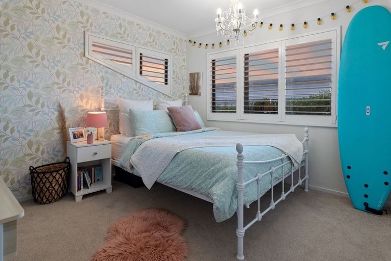 Photo of property in 12 Veronica Close, Red Beach, 0932