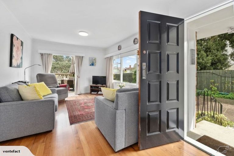 Photo of property in 1/126a Vauxhall Road, Narrow Neck, Auckland, 0624