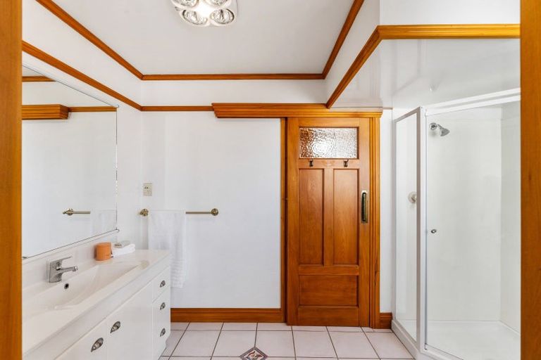 Photo of property in 18 Sealy Road, Bluff Hill, Napier, 4110