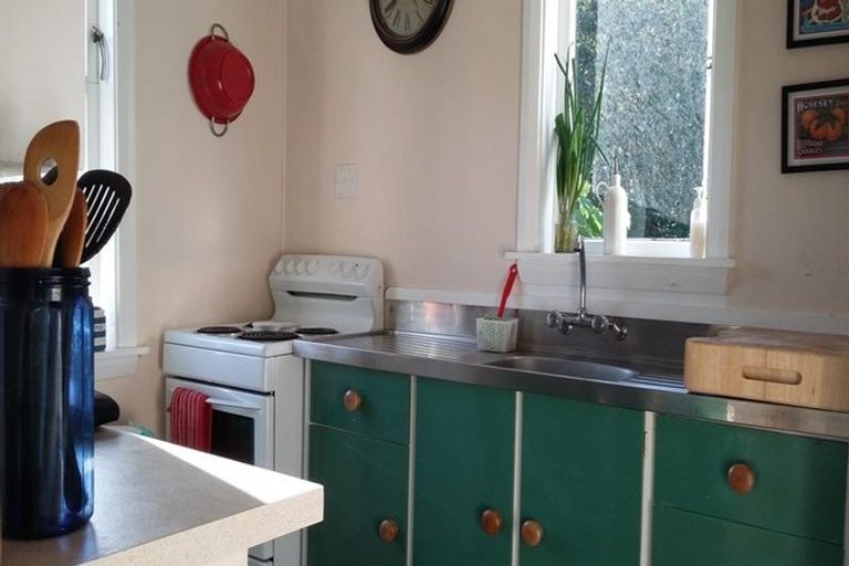 Photo of property in 18 Albemarle Road, Northland, Wellington, 6012