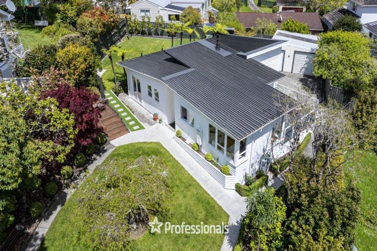 Photo of property in 6 Fendalton Crescent, Pinehaven, Upper Hutt, 5019