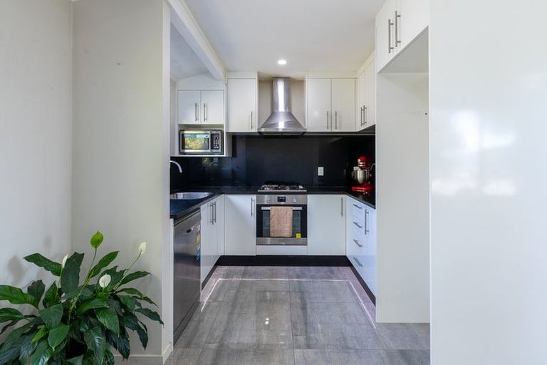 Photo of property in 13 Martin Place, Kelston, Auckland, 0602