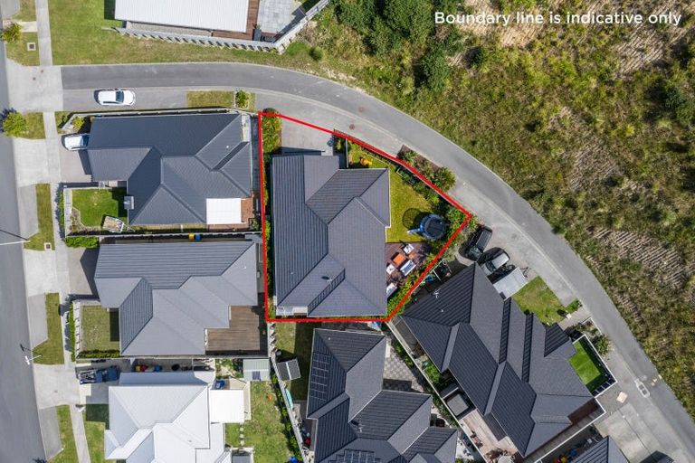 Photo of property in 2 Roundhouse Close, Whitby, Porirua, 5024