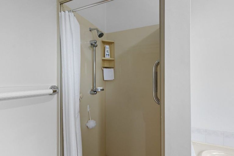 Photo of property in 15 Showgate Avenue, Sockburn, Christchurch, 8042