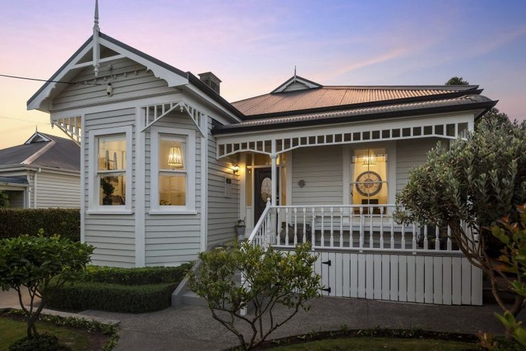 Photo of property in 9 Tui Glen Road, Birkenhead, Auckland, 0626