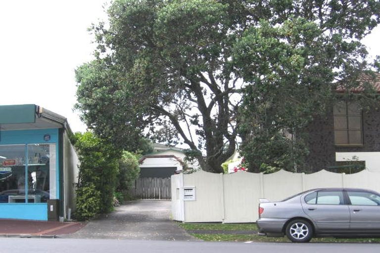 Photo of property in 2/965 Beach Road, Torbay, Auckland, 0630