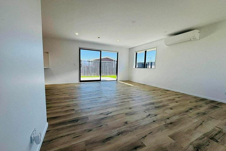 Photo of property in 17 Akoranga Place, Hornby, Christchurch, 8042