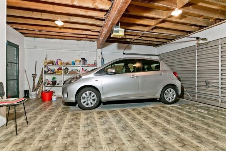 Photo of property in 2/82 Pupuke Road, Hillcrest, Auckland, 0627