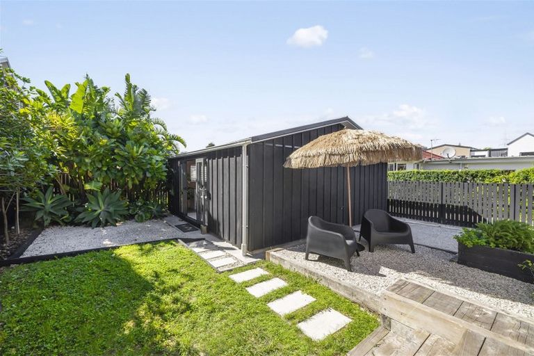 Photo of property in 17 Karamu Street, Te Atatu Peninsula, Auckland, 0610