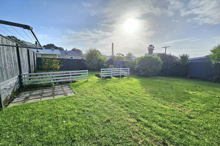 Photo of property in 40 Pioneer Road, Moturoa, New Plymouth, 4310