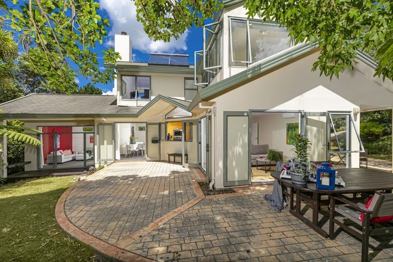 Photo of property in 20 Highwood Grove, Torbay, Auckland, 0630