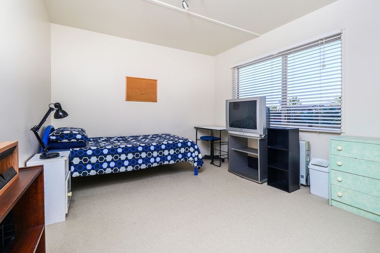 Photo of property in 80h Tirimoana Road, Te Atatu South, Auckland, 0602