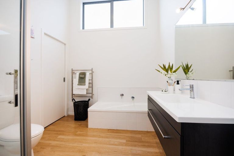 Photo of property in 16a Springdale Grove, Fitzherbert, Palmerston North, 4410