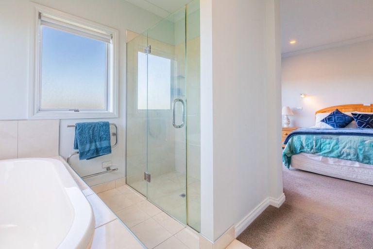 Photo of property in 32 Heynes Place, Clive, 4102